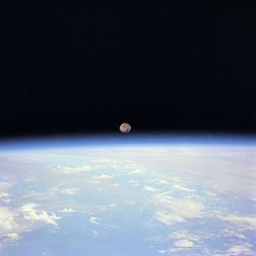 Moon setting over the Earth.jpg