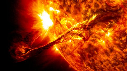 Giant_prominence_on_the_sun_erupted.jpg