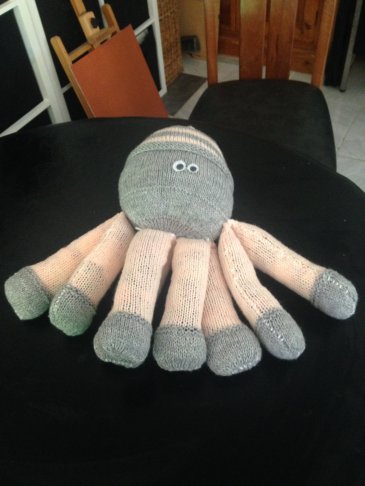 Knitted Octopus_2.JPG