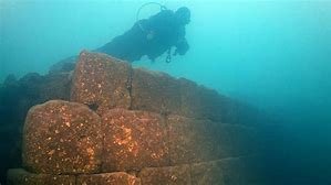 castle ruins found in Lake Van_Urartu.jpg