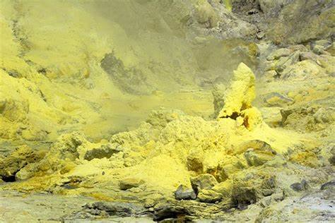 sulfur_White Island_2.jpg