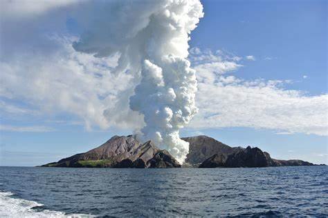 whakaari_white steam.jpg